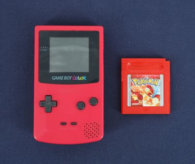 Game Boy Color de Nintendo avec carte de jeu et étui