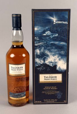 une bouteille de whisky Talsker à côté d'une boîte