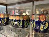 de nombreux vases exposés dans une vitrine