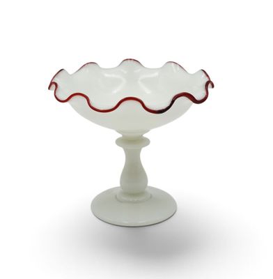 un gros plan d'un bol en verre posé sur un socle, sur fond blanc