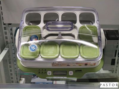 une boîte à repas verte et blanche exposée dans un magasin