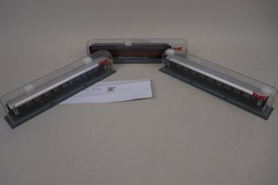 deux wagons posés l'un à côté de l'autre sur une table