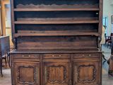 une grande armoire en bois dotée de nombreux tiroirs