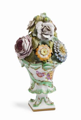 un vase contenant des fleurs, sur fond blanc