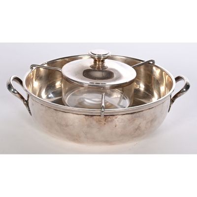une cocotte en métal plaqué argent, avec un couvercle et des poignées