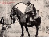 une photo en noir et blanc d'un homme et d'une femme à cheval
