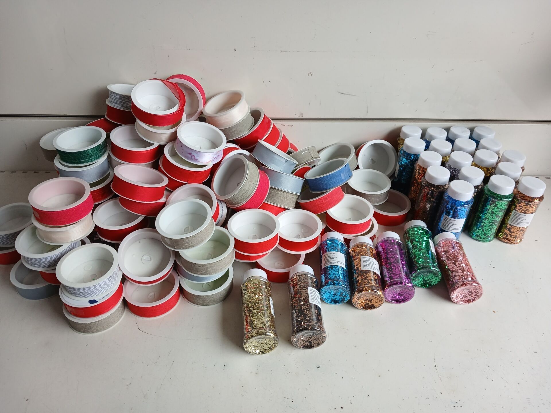 25 bouteilles de paillettes + 105 rouleaux de ruban