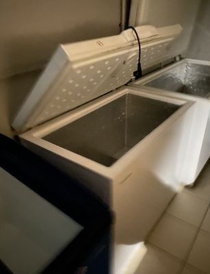 un réfrigérateur avec un compartiment congélateur à l'intérieur, dans une cuisine