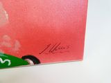 un tableau représentant une voiture de course verte avec un ciel rouge en arrière-plan