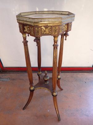 une petite table sur laquelle est posé un plateau