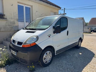La petite camionnette blanche est garée devant une maison.
