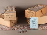 Plusieurs boîtes de CD sont empilées les unes sur les autres sur une table