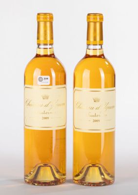 deux bouteilles de vin posées l'une à côté de l'autre sur une surface blanche