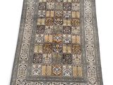 un tapis orné d'un motif de carrés et de fleurs sur fond blanc