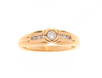 une bague en or jaune avec un diamant serti au centre