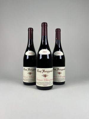 trois bouteilles de vin rouge posées côte à côte sur une table