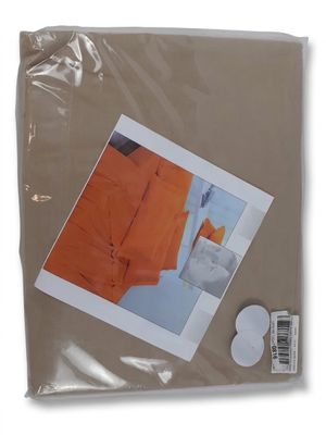 une image représentant une photo d'un t-shirt orange sur une feuille de papier