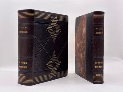 les deux livres sont posés côte à côte sur une surface blanche