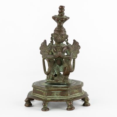 une image représentant une statue en bronze d'une personne sur un socle
