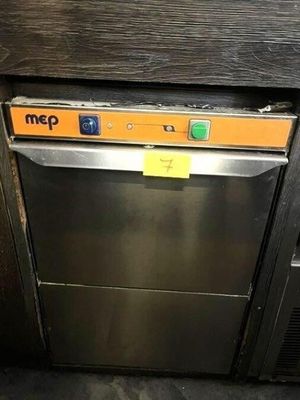 un lave-vaisselle en métal sur lequel est apposée une étiquette jaune