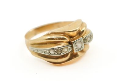une image d'une bague en or avec des diamants sur un fond blanc