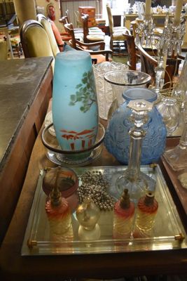 des bouteilles et des verres posés sur une table, dans une pièce avec un bar en arrière-plan