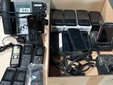 de nombreux téléphones portables dans une boîte posée sur une table