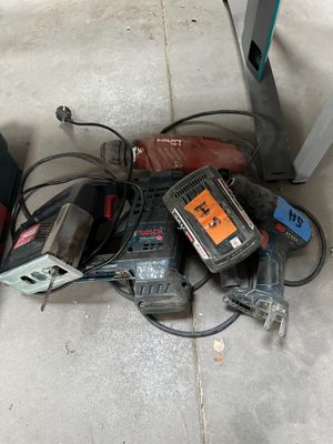 un tas d'outils électriques posés par terre à côté d'une table