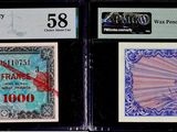 Trois types de monnaie différents sont exposés dans une vitrine.