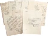une pile de vieilles lettres empilées les unes sur les autres