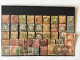 une photo d'une photo représentant de vieux timbres accrochés au mur