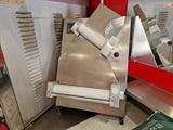 une machine sur laquelle est placé un rouleau de papier