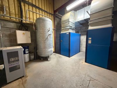 une pièce avec de nombreuses armoires bleues et un chauffe-eau