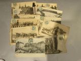 un lot de vieilles cartes postales sur une table