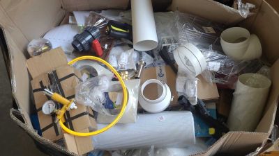 une boîte remplie d'objets assortis qui s'y trouvent