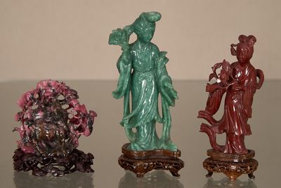trois figurines posées les unes à côté des autres sur une table