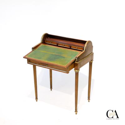 un petit bureau avec un plateau vert sur fond blanc
