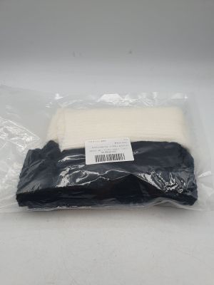 un gros plan sur une paire de chaussettes dans un sac en plastique