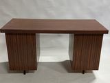 un bureau en bois avec deux pieds et un plateau en bois
