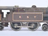 un petit train posé sur une surface blanche