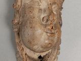 une statue représentant le visage d'une femme sur le mur