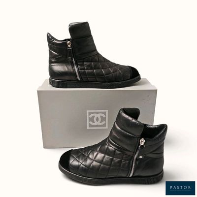 une paire de bottes noires posées sur une boîte