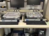 un bureau sur lequel sont posés deux écrans d'ordinateur et un clavier