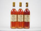 trois bouteilles de vin posées sur une surface blanche