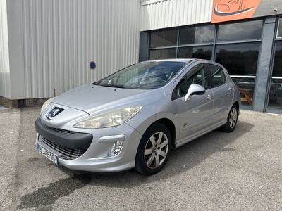 une voiture argentée garée devant un bâtiment