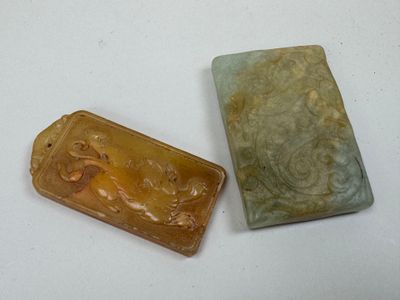 deux pains de savon posés l'un à côté de l'autre sur une surface blanche