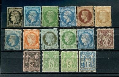 un lot de timbres représentant différents visages, posés sur une table
