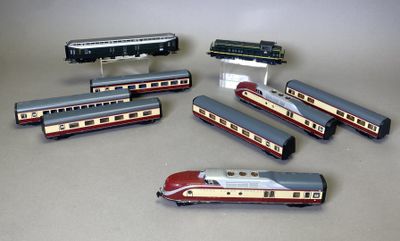 cinq trains miniatures posés les uns à côté des autres sur une table