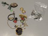 beaucoup de bijoux posés sur une table à côté d'un sac
