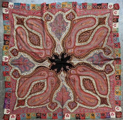 un gros plan sur un motif paisley rouge et marron sur fond bleu